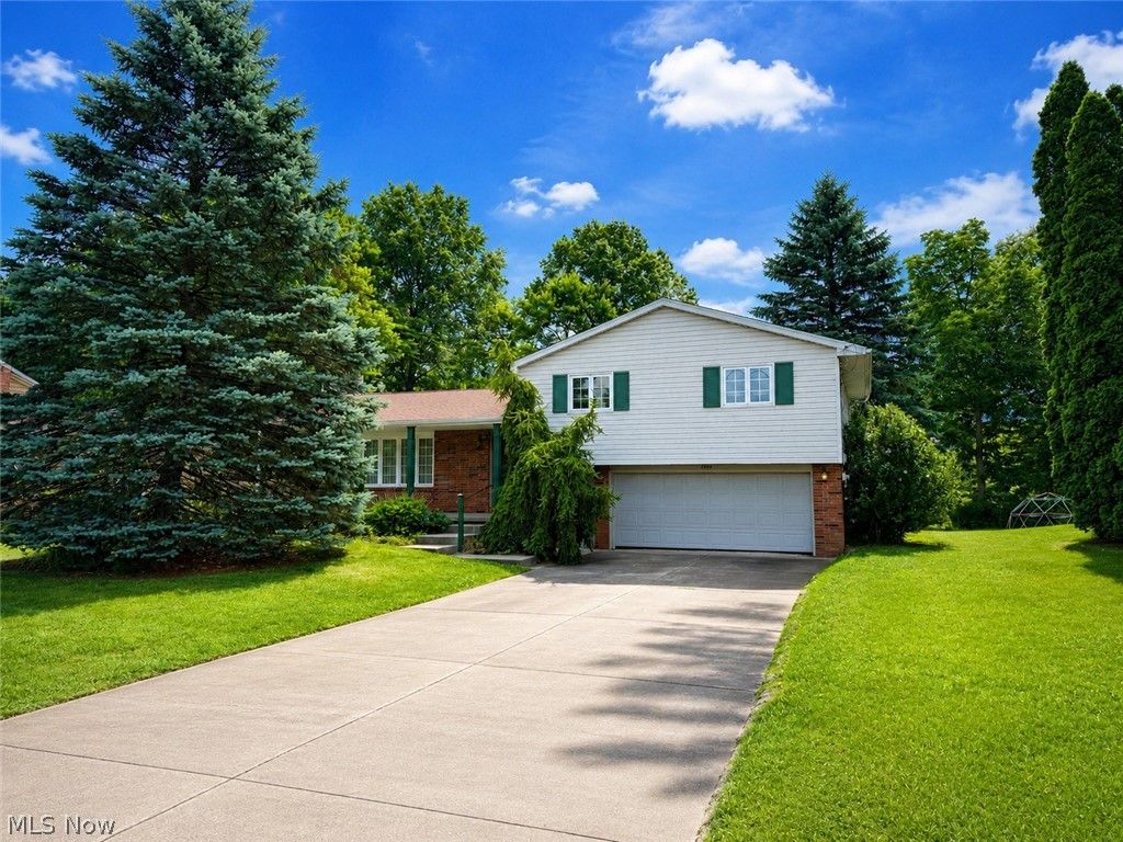 Photo of 1686 Roosevelt Avenue, Niles, OH 44446 (MLS # 5225426)