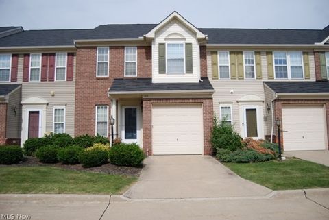Townhouse For Sale - 105 Limestone Court<br/> Berea, OH 44017