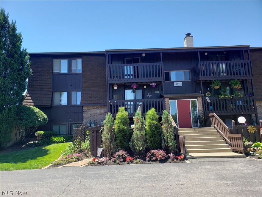 Completely renovated and updated condo with a loft.  New paint, new carpet, appliances and vinyl flooring.