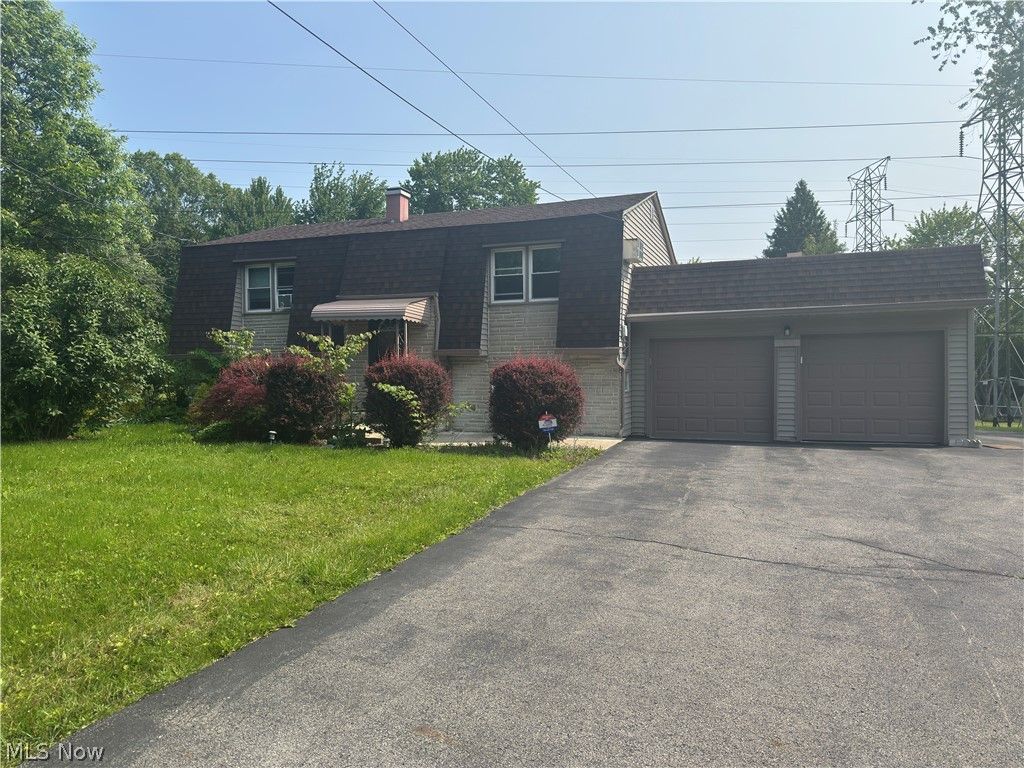 Photo of 3917 S Schenley Avenue, Youngstown, OH 44511 (MLS # 5203635)