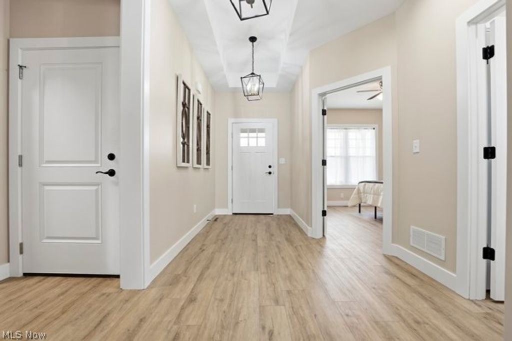 Photo of 911 Dogwood Drive, Hubbard, OH 44425 (MLS # 5191323)