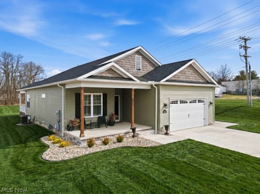 Photo of 911 Dogwood Drive, Hubbard, OH 44425 (MLS # 5191323)