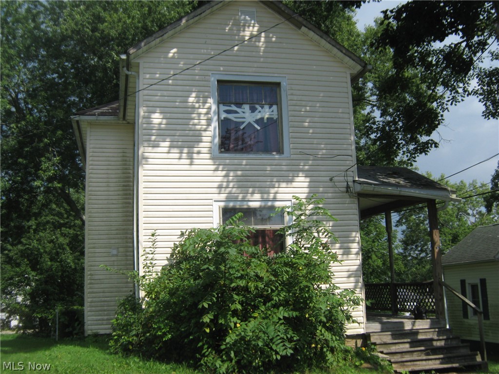 INVESTOR ALERT!! This 3 bed 1.5 bath home is waiting for you to bring back to life!! Located in Franklin Local Schools!
Selling "as Is"