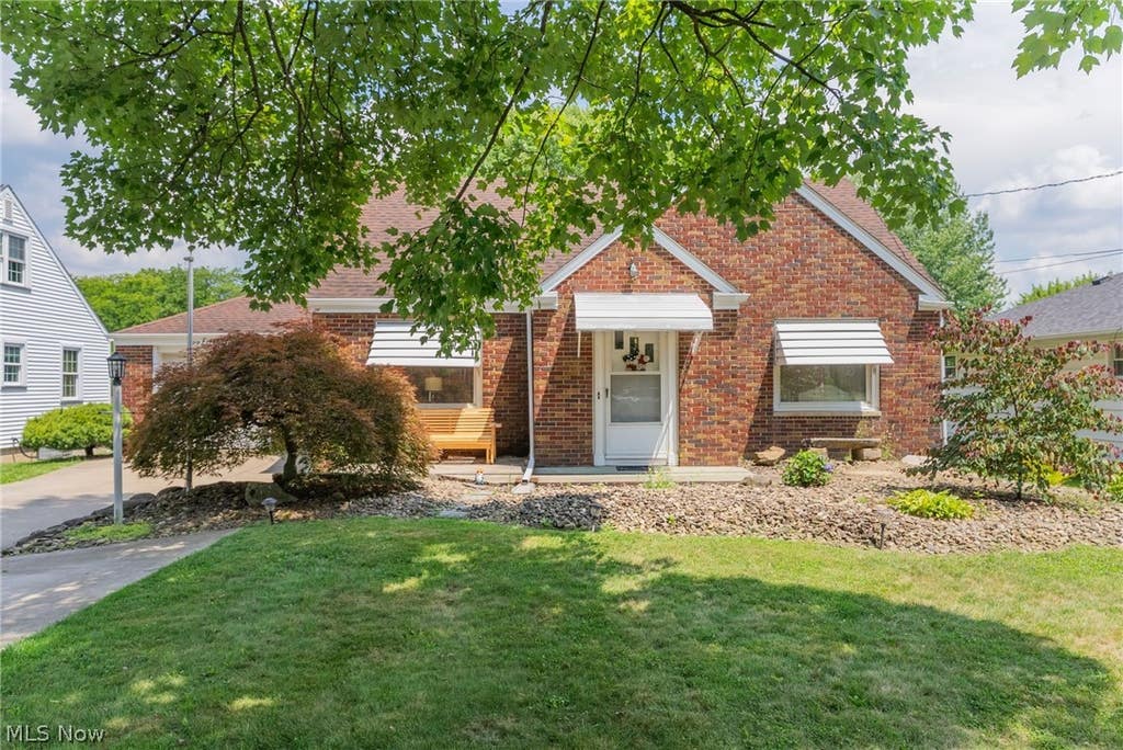 Photo of 255 Grandview Avenue, Hubbard, OH 44425 (MLS # 5226457)