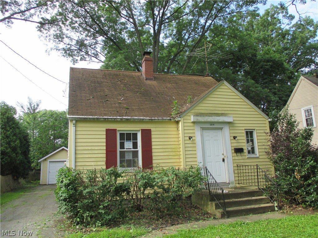 2 bedroom, 1 bath home, located close to schools, shopping and main roads, features unique built in wood cabinets in dining room and family room, rear deck and inviting back yard...property sold as is