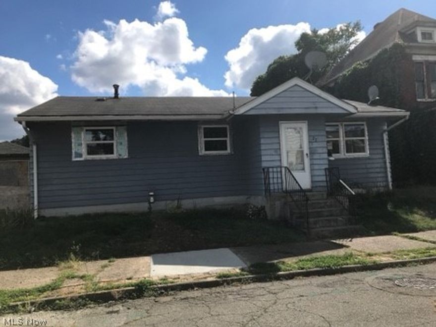 Cute 2 bedroom fixer upper with open concept living room and dining room. 2 large bedrooms and a nice large bathroom all on the main floor.
Basement offers several rooms that you could turn into whatever you want, has a small kitchen area and a separate area with a full bath.
All newer windows (2019). Just bring your own decorating ideas for a great home.
Furnace doesn't work, seller had it inspected and was told she needed a new furnace.