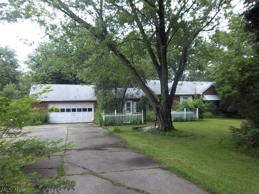 Estate sale.  Home has many possibilities.  Large open floor plan. 6x18 breezeway, office or possible 4th bedroom.