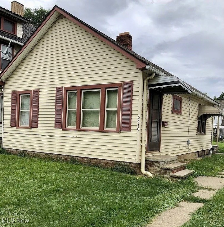 Single-family rental located in one of Cleveland’s fastest improving west side corridors. Currently leased at $950/month, this property offers steady cash flow with solid long-term upside.
The home features a practical layout, generous living spaces, and reliable mechanicals — making it a low-maintenance addition to any investment portfolio. Situated just minutes from the ongoing redevelopment along Clark and West 65th, and a short drive to Gordon Square and Edgewater, this location is positioned right in the path of continued growth.
Perfect for new or experienced investors looking to secure a cash-flowing property in a high-demand area of the west side.