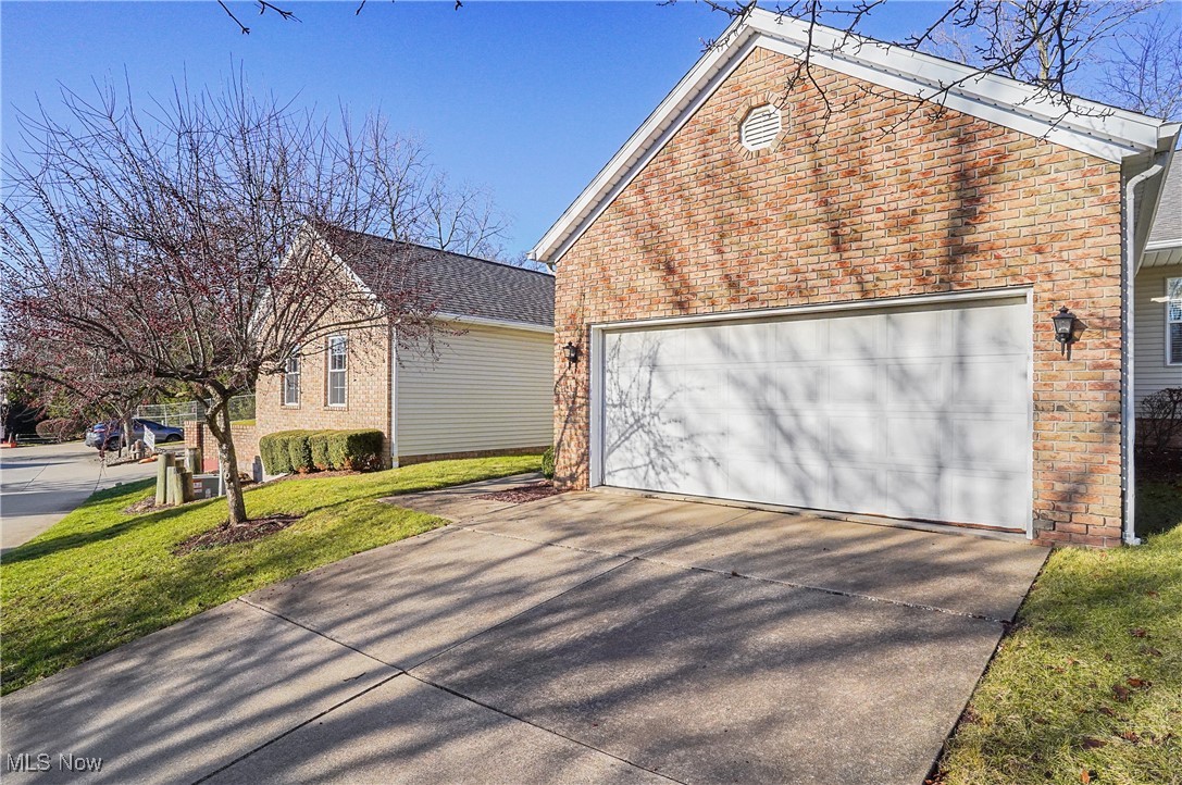 Welcome home to this lovely ranch condo in Mariner’s Island where you will enjoy one floor living! The unit features 2 bedrooms and 3 baths with a full basement ready for your finishing touches. The open floor plan makes it perfect for family get togethers and entertaining. Look out your front door and enjoy the views of Meyers Lake! (We believe water rights are available but no dock. This conveniently located unit puts you close to shopping and restaurants! Call your favorite real estate professional today and set up your private showing!