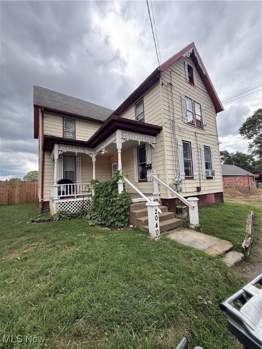 duplex. 2 beds downstairs- 1 bed upstairs. long term tenants. Passed City code 2024 when sold in package. O pays w/s/t.