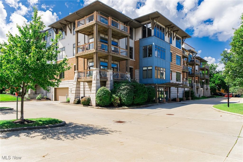 Photo of 1403 Copper Trace #304, Cleveland Heights, OH 44118 (MLS # 5151815)