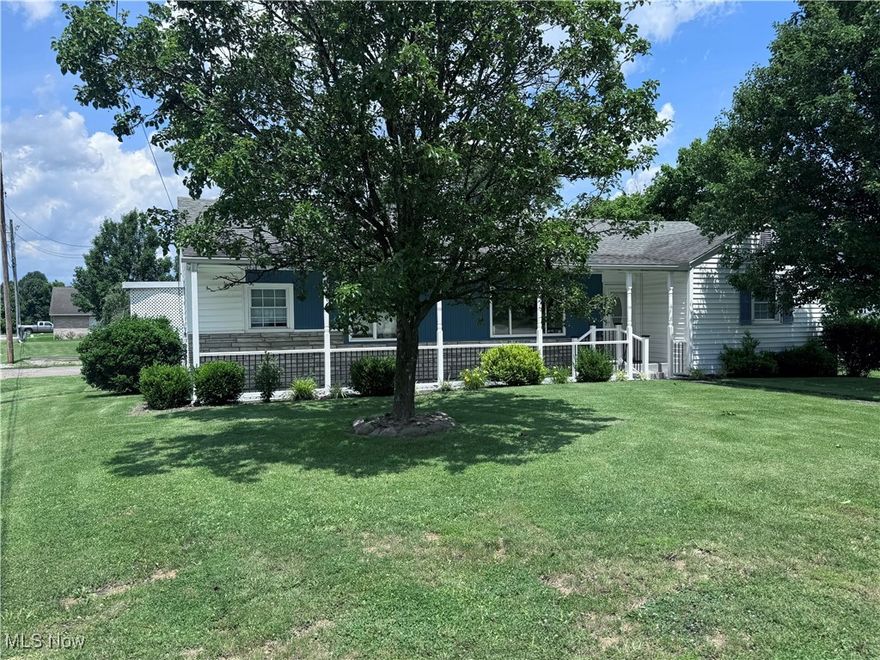 Beautiful level double lot.  This home has large rooms, wood floors in some rooms under the carpets, detached 2 stall garage.
MOTIVATED SELLERS!!!

SELLING AS IS! MAKE AN OFFER!