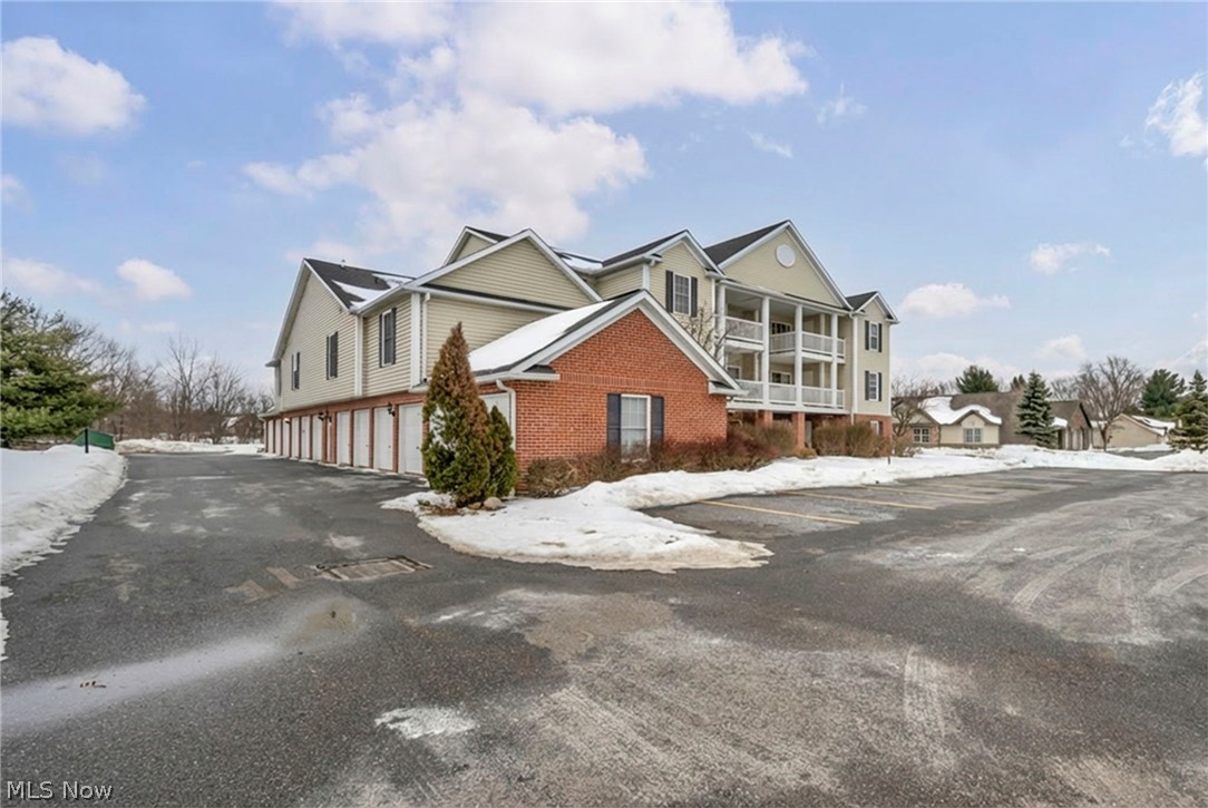 Hampton Court Highrise Condo - Residential