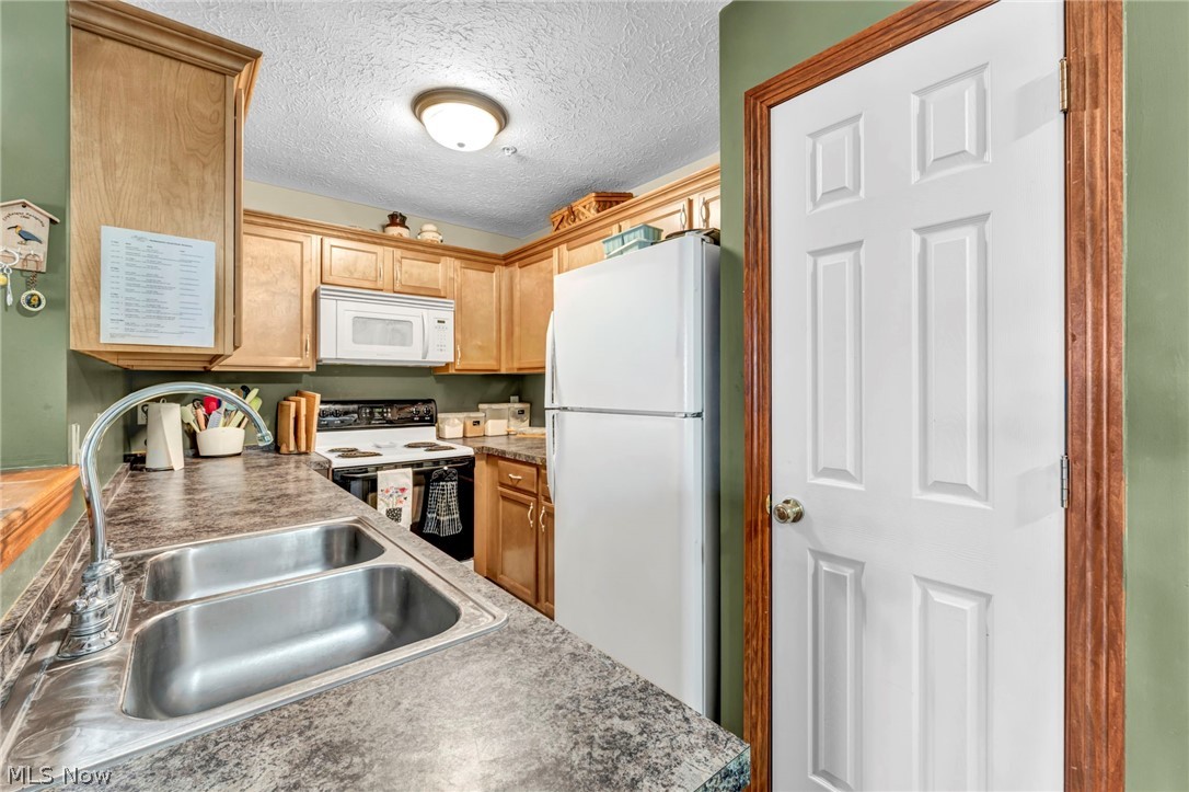 Hampton Court Highrise Condo - Residential