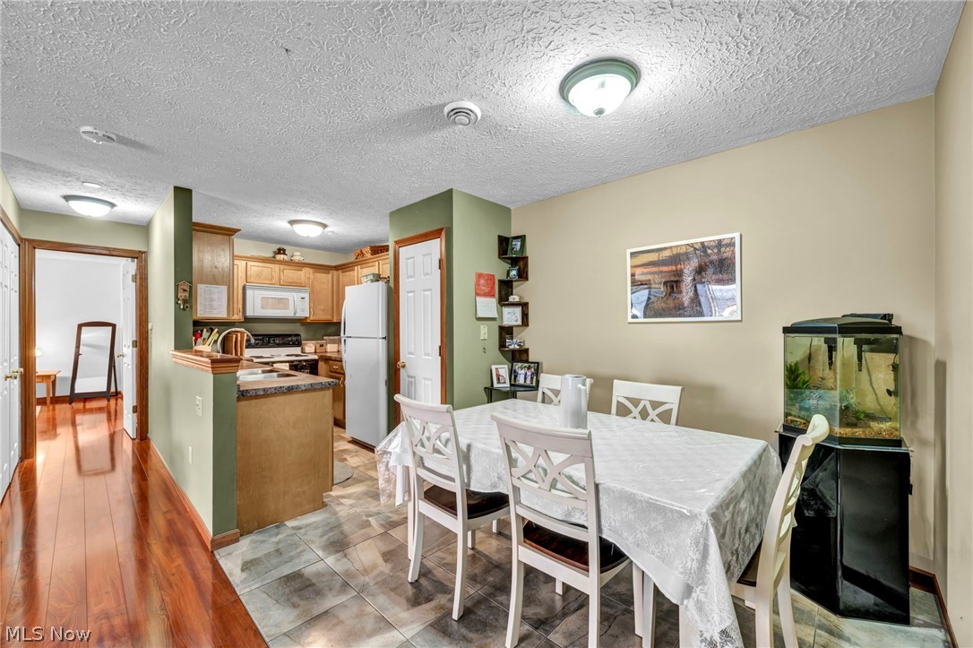 Hampton Court Highrise Condo - Residential