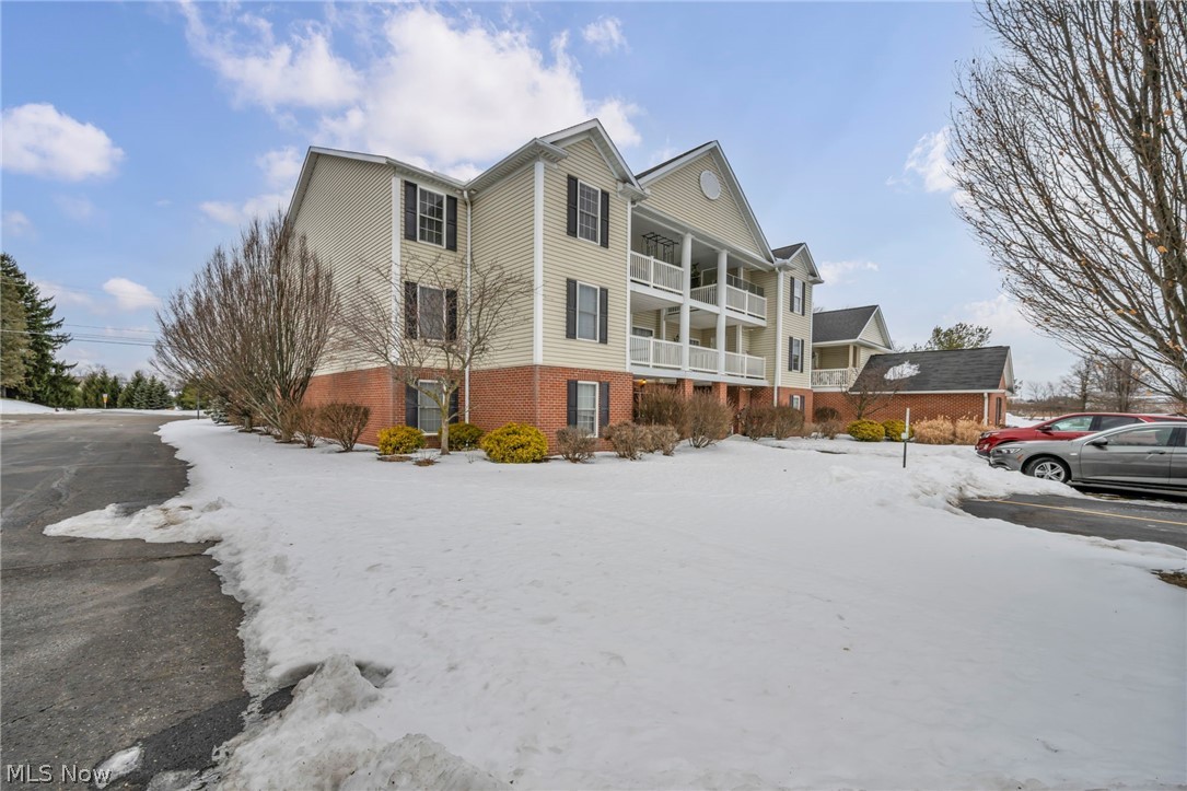 Hampton Court Highrise Condo - Residential