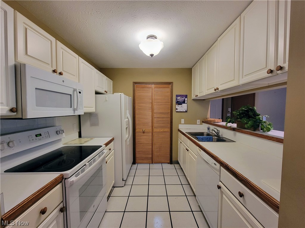 Courts of Country Lakes - Residential