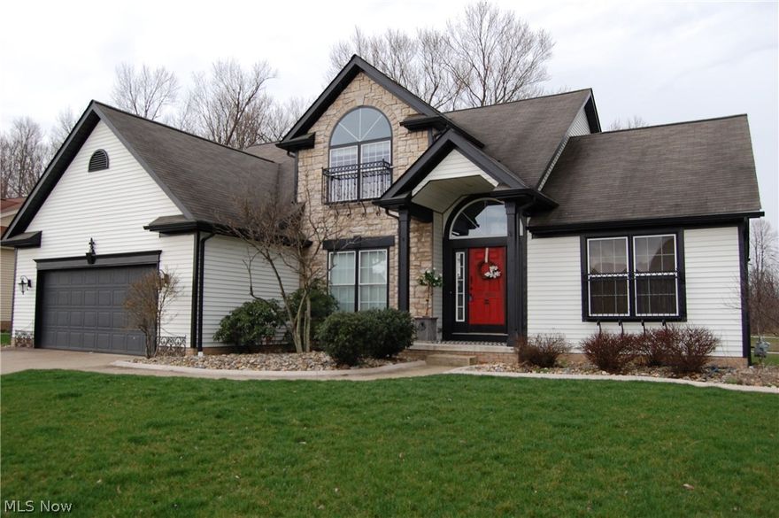 IF you have viewed this home before, please take a moment to see the changes that were recently made!  The sellers have just spent some time and money painting a few of the rooms and installing new kitchen cabinet doors and drawer fronts!  This beauty was built by Lemmon and Lemmon! A quality home in a great neighborhood. You will love the awesome first floor master suite with jetted tub, separate shower, and built-in cabinets.  A "WOW" cook's delight kitchen that makes it easy for all your friends and family to be right in there with you ! After all, isn’t that ALWAYS where everyone hangs out?!  You will find the flow of this home to very nice for entertaining. Many pluses  include first floor laundry room, loft area, invisible fence, custom built brick patio and flagstone walk way, concrete slab and basketball hoop  (just a year old).  You have the advantages of a newer home combined with the  character it displays to make it unique.  This wonderful community offers playground, pool,