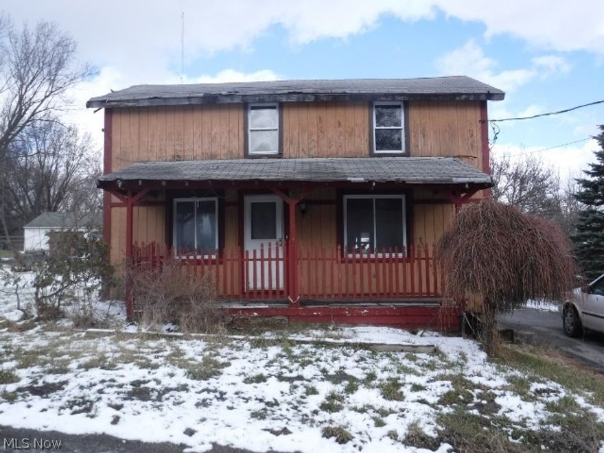 3 bed, 1 bath Masury, OH home for sale. This property sits on a large parcel of land, close to one acre. There is a very large
detached garage on the property. The interior of the home is not livable at this time. It is partially gutted and will need to be renovated completely.
Beautiful porch on the back on the property to the large yard. Great potential with the proper updating