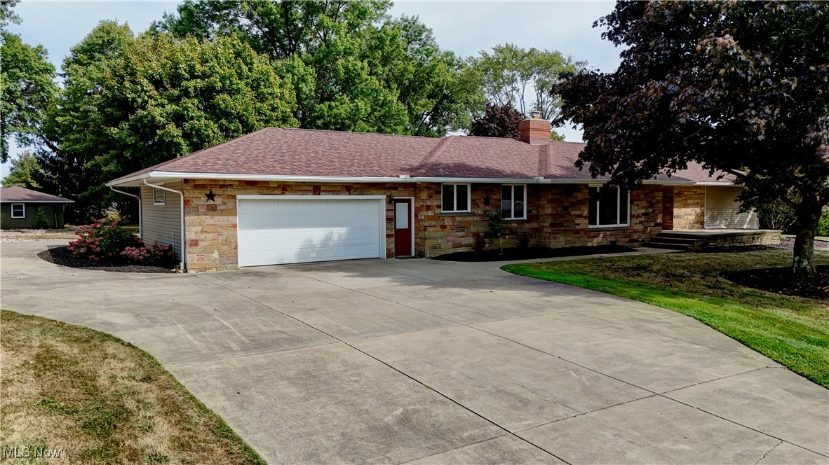 2982 Homeworth Road, Alliance, Ohio image 1