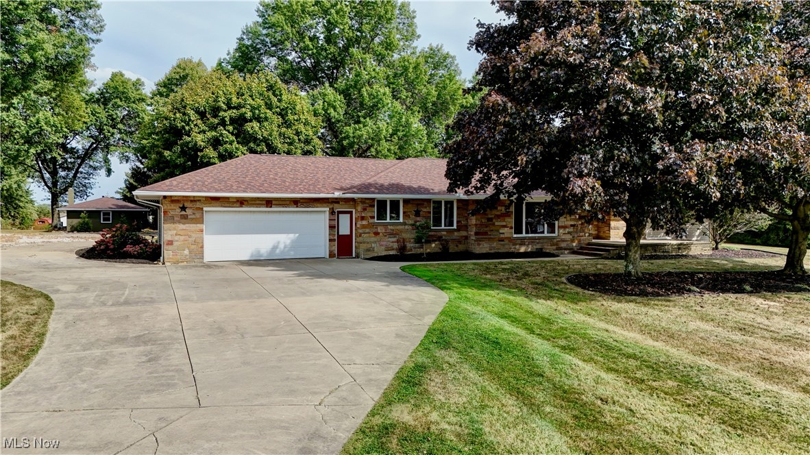 2982 Homeworth Road, Alliance, Ohio image 2