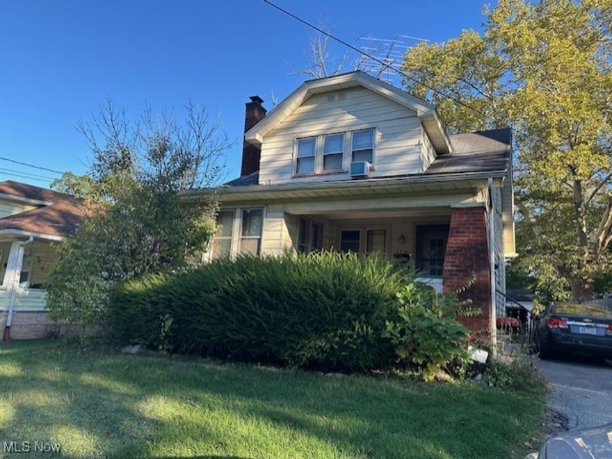 Up/down duplex. Long term tenants. Large downstairs unit has 3 bedrooms, kitchen, dining room and living room. Spacious upstairs unit has 1 bedroom, kitchen and living room.  Gas, water and electric are separated. Tenants pay all utilities. Separate furnaces and hot water tanks. 3 car garage. Selling as a package with a total of 5 duplexes in Youngstown for a total price of $499,000:  116-118 Hilton, 4307-4309 Helena, 371-373 Potomac and 131-133 Ravenwood. Great turn-key investment property!