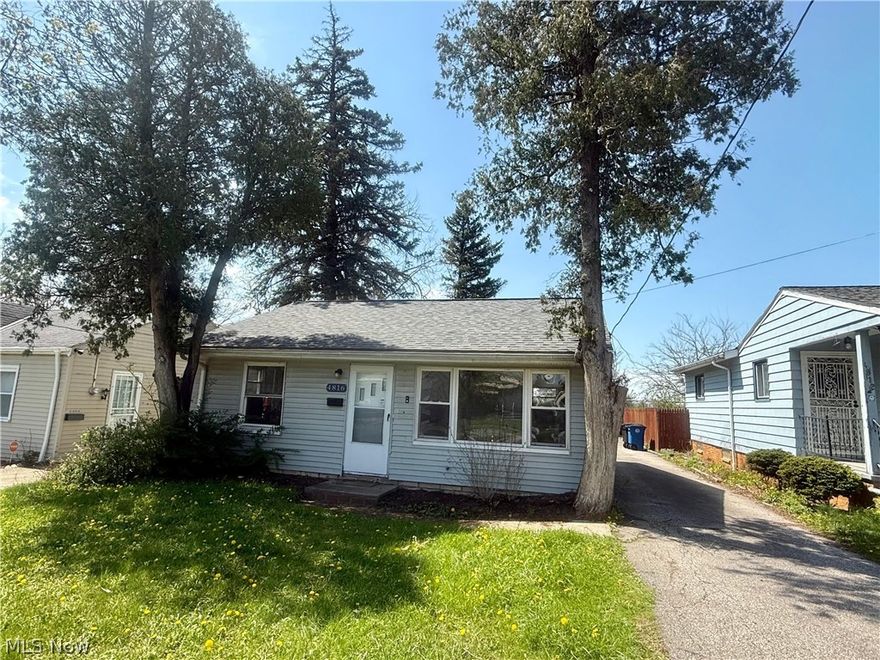 Charming single-family home perfect for first-time buyers or investors. This cozy residence offers 714 sq ft of living space and features 2 comfortable bedrooms and 1 full bathroom, all in move-in condition.
The home provides a warm and inviting living space, ideal for relaxing or entertaining. Both bedrooms are well-sized with natural light. Washer and dryer hookups are available for added convenience.
Situated on a quiet street, this property includes a manageable yard and convenient access to local amenities, schools, shopping, and major highways. Please note, there is no garage.
Whether you're looking to move in or add to your investment portfolio, this property is a great opportunity with solid potential.
Schedule your showing today!