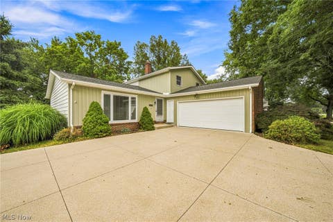 Homes For Sale - 8631 Oxford Drive<br/> Strongsville, OH 44149