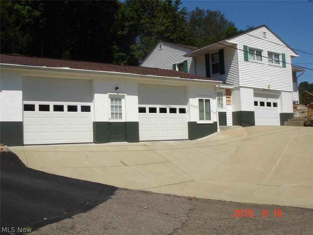 Move in ready 3 bedroom ranch, with 4 bay garage for that person who never has enough garage space. This house is priced to sell so don't hesitate call mow for your private showing.