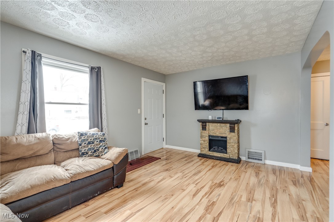 372 E 329th Street, Willowick, Ohio image 4