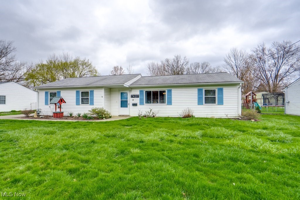 7437 W Point Drive, North Ridgeville, Ohio image 2