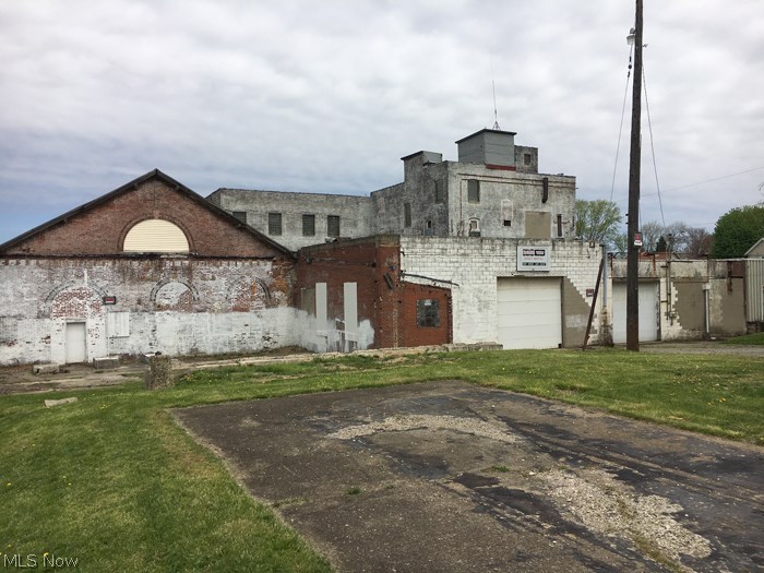 Absolute auction, all sells to the highest bidder on location: TUESDAY – MAY 24, 2016 – 12 NOON
20,000 Plus Sq Ft Under Roof Large Commercial Industrial Building – Ideal Warehouse Storage – 8 Covered Loading Docks with Roll-up Doors – 50 X 85 Clear Span Area with 12’ X 12’ Roll-up Doors and High Ceilings – Frontage on Milner & 11th Street
TERMS ON REAL ESTATE: 10% down auction day, balance due at closing. Buyer's premium of 10% to be added to the final bid to establish the purchase price. Any desired inspections must be made prior to bidding. All information contained herein was derived from sources believed to be correct. Information is believed to be accurate but not guaranteed.