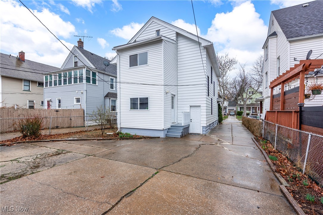 Lakewood, Ohio 44107, United States, 5 Bedrooms Bedrooms, ,3 BathroomsBathrooms,Residential,Active,98222