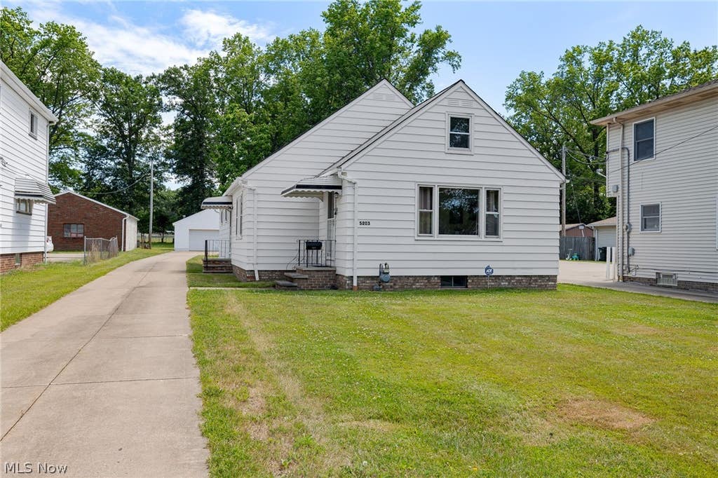 Photo of 5203 Snow Road, Parma, OH 44134 (MLS # 5219254)