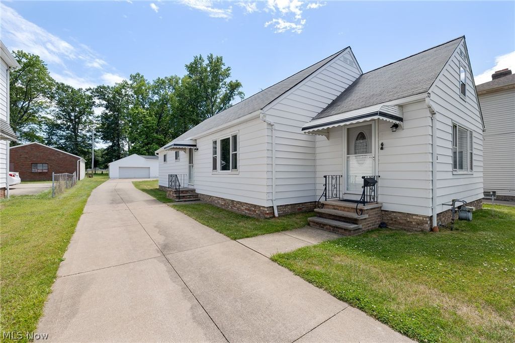 Photo of 5203 Snow Road, Parma, OH 44134 (MLS # 5219254)