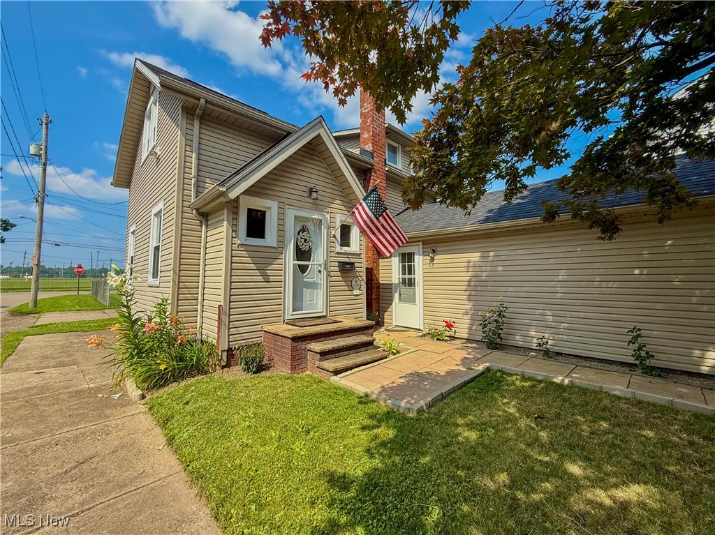 Welcome to 3115 2nd Street in Canton, OH! This beautifully updated home is ready for you to move right in. Featuring fresh interior paint, updated flooring, a newer roof, HVAC system, and central air — plus a waterproofed basement for peace of mind.
Don’t miss out — schedule your tour today!