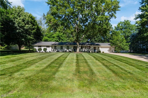 Photo of 1001 Oneida Trail SW, Hartville, OH 44632 (MLS # 5221823)