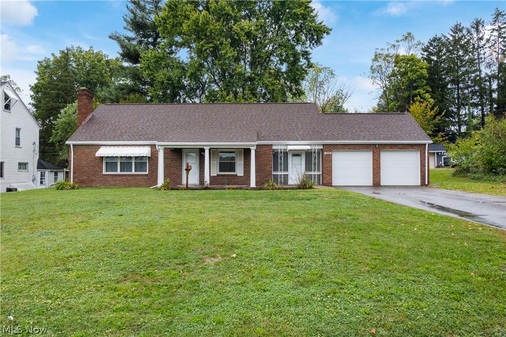 Photo of 1720 Lincoln Way E, Massillon, OH 44646 (MLS # 5223138)