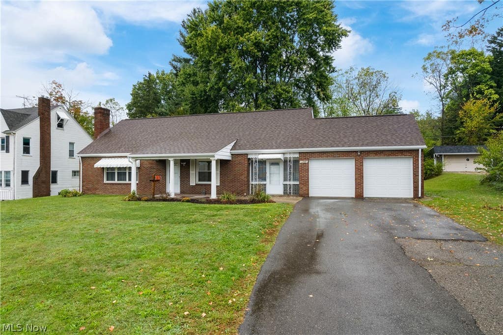 Photo of 1720 Lincoln Way E, Massillon, OH 44646 (MLS # 5223138)