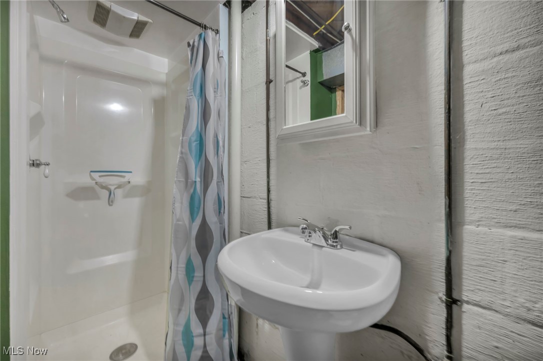 Parma, Ohio 44129, United States, 3 Bedrooms Bedrooms, ,2 BathroomsBathrooms,Residential,Active,204052