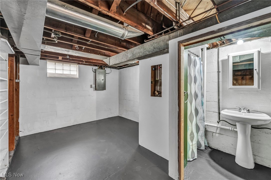 Parma, Ohio 44129, United States, 3 Bedrooms Bedrooms, ,2 BathroomsBathrooms,Residential,Active,204052