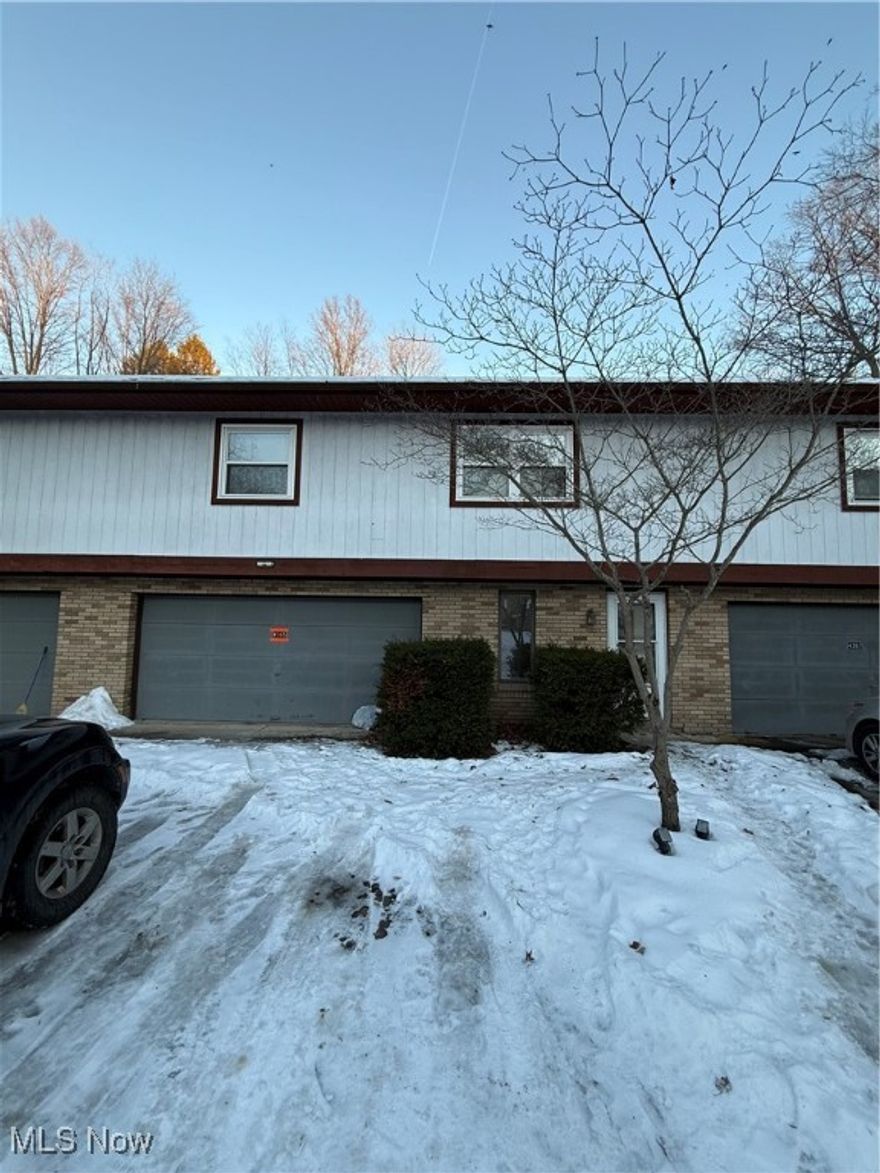 2 BEDROOM 1.5 BATH TRIPLEX MIDDLE UNIT IN GREEN
Private drive. 2 car garage. Deck/patio. All new paint, flooring, lighting, bathroom, kitchen. All of it! More photos coming soon!
$1450/month 
$1450 security deposit
Tenant is responsible for all utilities
$50 application fee per adult 18+
We expect income to be minimum 2x rent and we do criminal and eviction background checks state and national. We do not check credit. 
Call or text to see today!
We abide by all state and national guidelines.