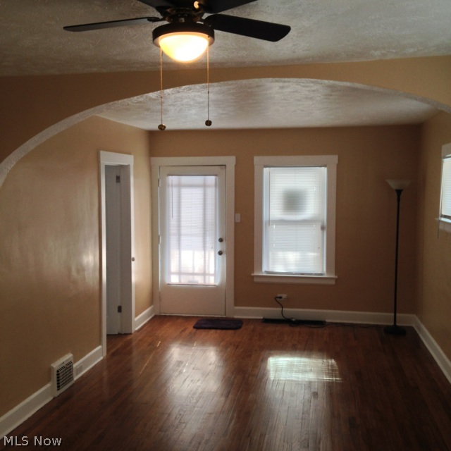 Broadview Cos Vly Road Hms Su - Residential