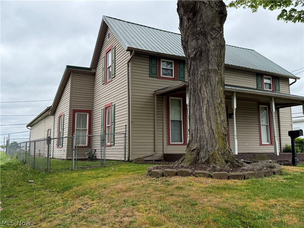 Photo of 803 Kenilworth Avenue, Coshocton, OH 43812 (MLS # 5204566)