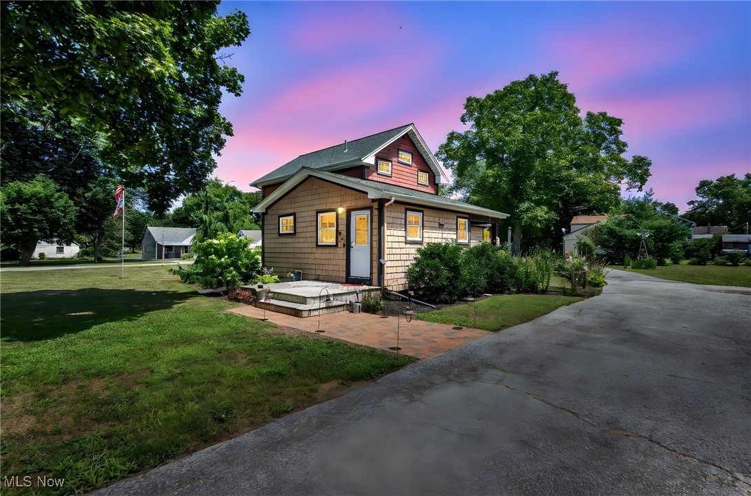 This fully renovated home features 3 bedrooms and 2 full bathrooms with a thoughtful and functional layout. Upstairs, the private master suite offers vaulted ceilings, a spacious walk-in closet, and a modern ensuite bath—a peaceful retreat from the rest of the home.
The main floor includes two comfortable bedrooms, perfect for family, guests, or a home office. Stylish finishes throughout create a warm and inviting feel.
The two-story garage provides ample space for storage, hobbies, or future possibilities.
All set on a beautifully landscaped 1-acre corner lot, offering both privacy and outdoor space to enjoy.
Please ask your agent for the full list of updates—this home is truly move-in ready!