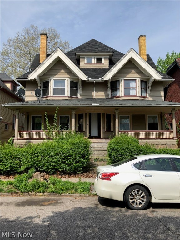 Lots of space and natural light in this colonial side by side. Less than one mile from Gordon Sq. Arts District and Edgewater Park. Large windows, high ceilings and lots of character. Tenanted side is the most recently renovated, work to be done on vacant side. Not to mention income potential --- > Market rent for the property fully rented is 2200 a month! Great return for a savvy investor. Or move in and have the other half cover your living expenses!