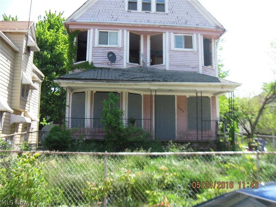 4 Bedroom Colonial 1 Bath over 1,600 square feet. Large rooms. Needs work. Great for investors.