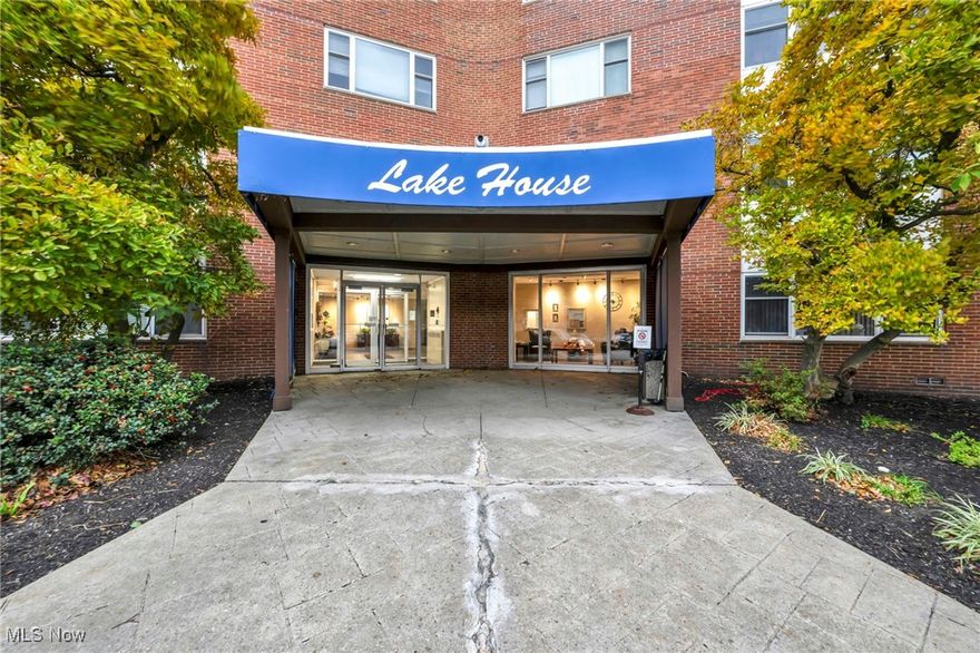 Welcome to your new home on the Lakewood Gold Coast! This updated Lake Erie condo offers stunning lake views from every window and a modern, comfortable living space. Inside, you’ll find a freshly renovated kitchen and bathroom, along with stylish vinyl plank flooring and neutral finishes throughout. The building comes loaded with amenities — an in-ground pool overlooking the lake, a rooftop deck perfect for relaxing or entertaining, a fitness center, grilling and picnic areas!
Amazing location just minutes from downtown Cleveland, Edgewater Beach, shopping, and tons of great restaurants. Rent is $1,300/month. Tenant only pays for cable and internet — even electric is included!