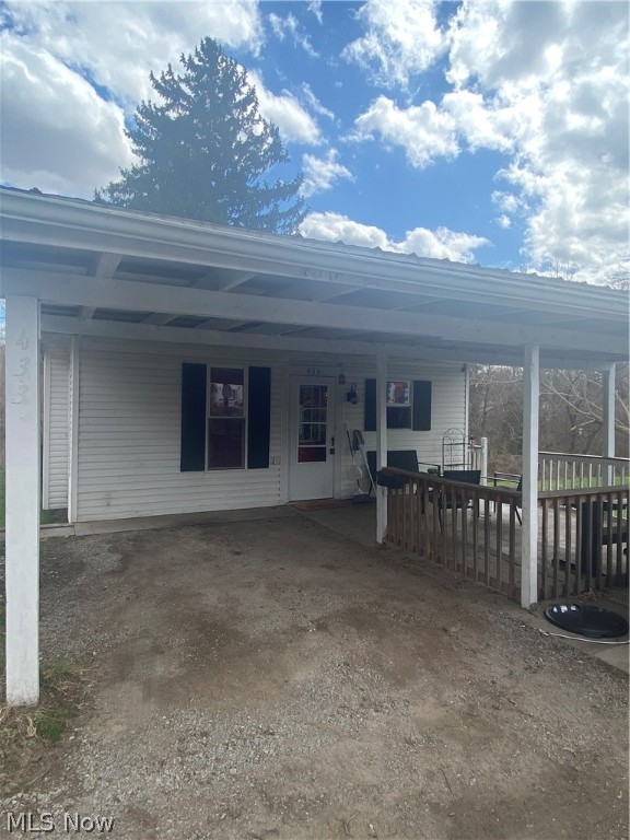 Cute 3 bedroom 1 bath. Master bedroom contains walk in closet. Back yard is private. Perfect started home!