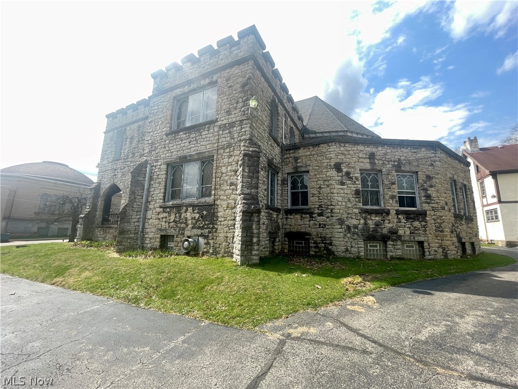 Main image without alt text